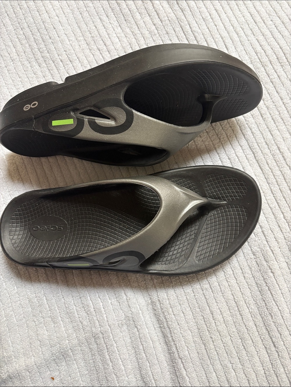 OOFOS Black & Metallic Gray Supportive Recovery Flip Flops